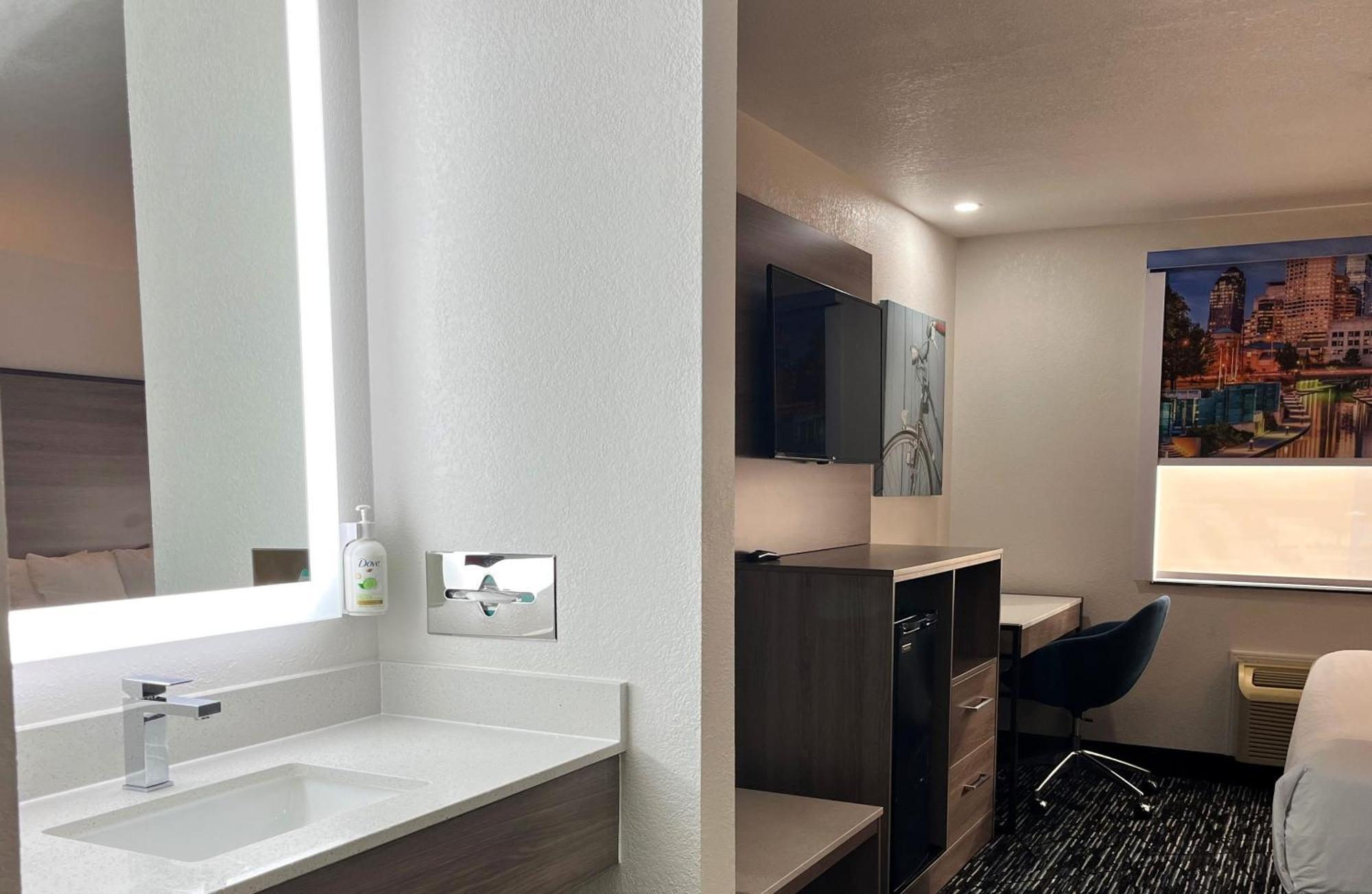 Baymont By Wyndham Indianapolis Northeast Hotel Екстериор снимка