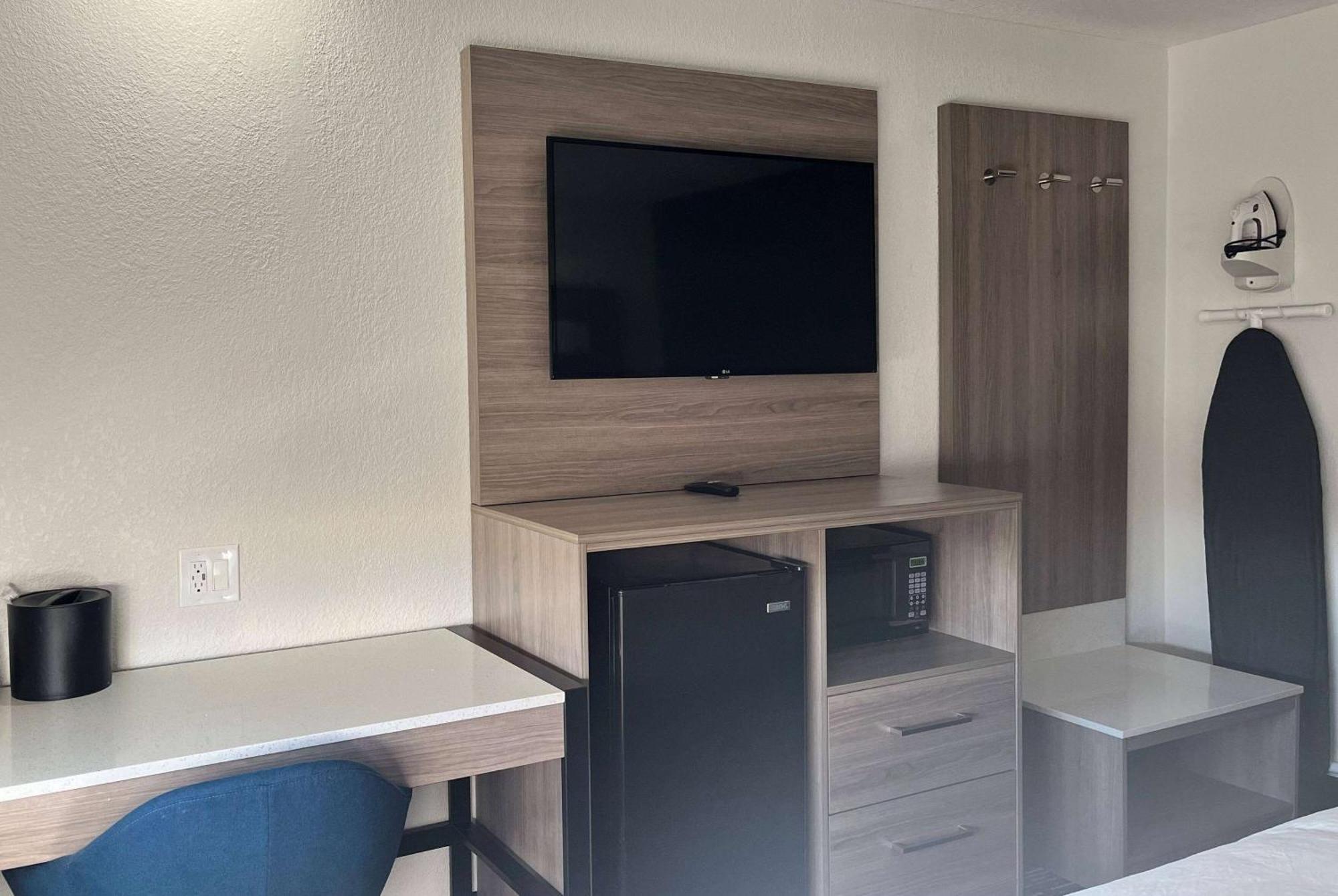 Baymont By Wyndham Indianapolis Northeast Hotel Екстериор снимка