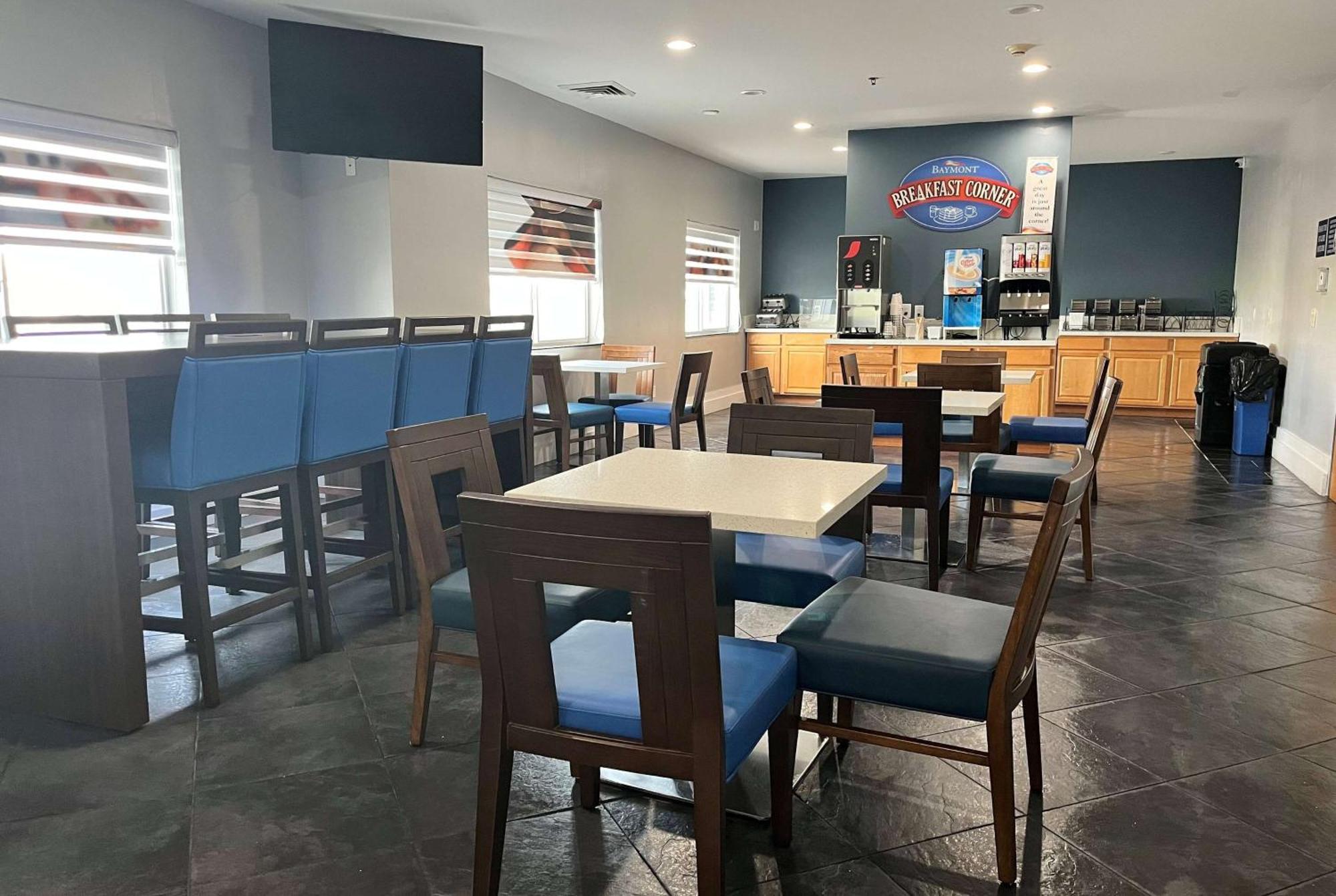 Baymont By Wyndham Indianapolis Northeast Hotel Екстериор снимка
